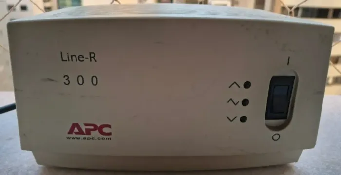 Estabilizador de Voltagem APC 300VA - USADO