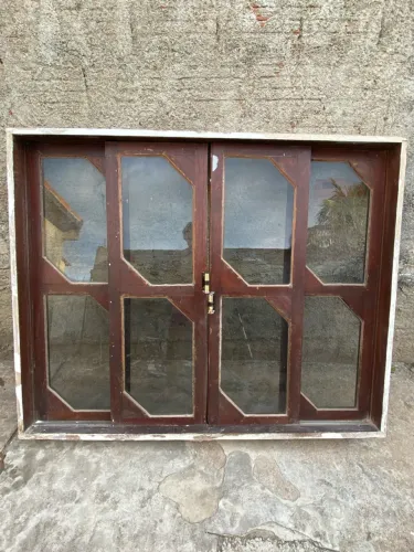 Janela de Madeira 1,50 x 1,20 com Vidros - Ótimo Estado