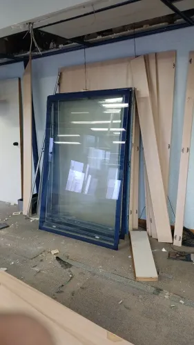Vendo vidros emoldurados com aluminio de várias tamanhos. Eram divisórias. Pra desocupar .