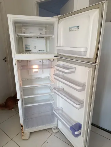 Geladeira semi-nova com todos os acessórios e preço acessível