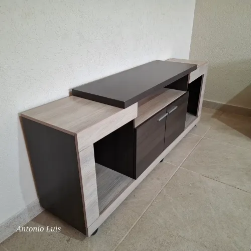 Rack de sala conservado.