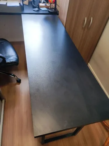 Escrivaninha preta com design moderno (1,50 m x 0,5 m)