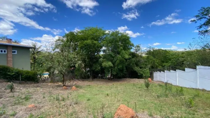 Terreno à venda em Valinhos com 1.340 m² no Chácara Flora