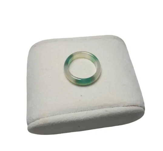 Anel Aliança feito de pedra Branco com Verde 