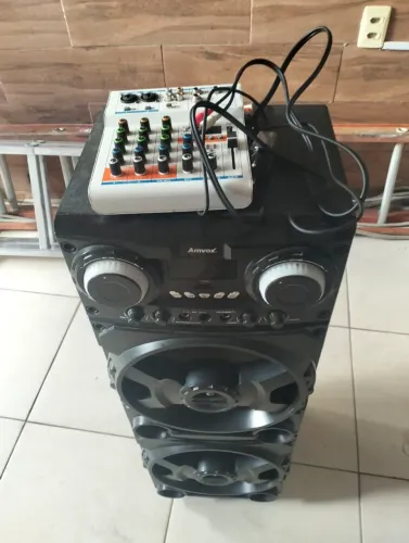 Vendo som Amvox 1000RMS com a mesa de som ou troco no violão com a volta do negociante