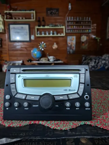 Rádio original Ford Fiesta.