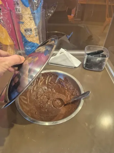 Derretedeira de chocolates com bancao armário suporte e protetor acrílico. 220w 