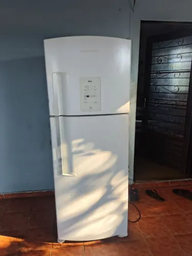Vendo geladeira duplex Frost Free 220wts funcionando perfeitamente gela e congela  bem 