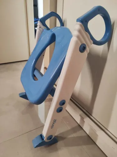 Redutor de assento infantil com degrau