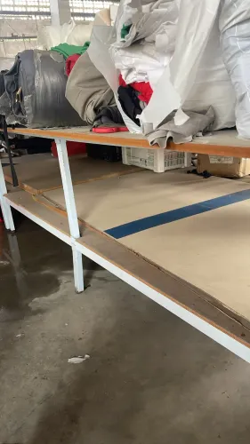 Vende-se mesa com 5.30 x 185 ( mesa para corte de roupas et outras utilidades)