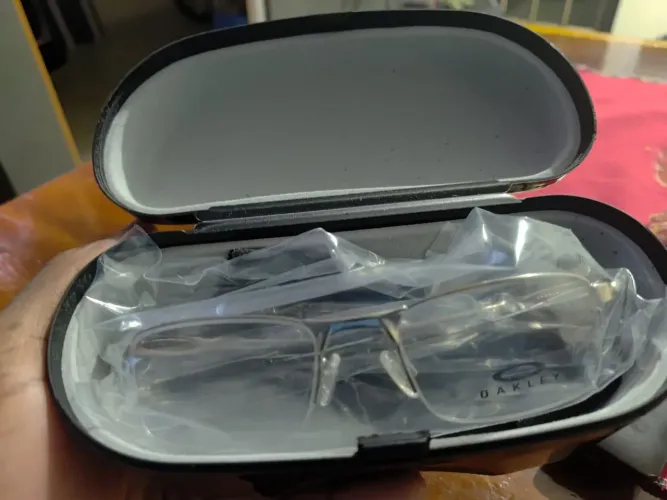 Vendo armação de grau/óculos para descanso sem uso , acompanha case e flanela