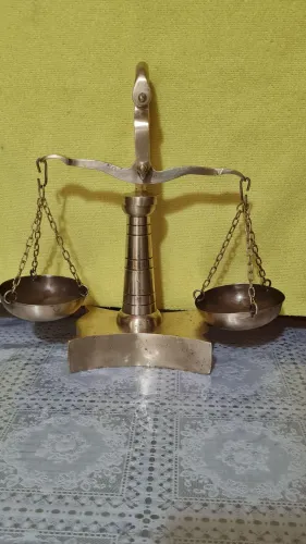 Linda balança de bronze. 30 cm altura.