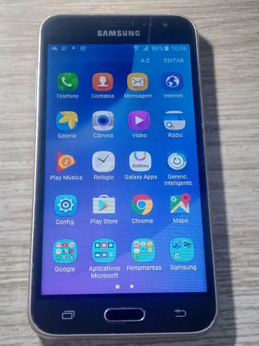 Celular Samsung j3 com umas lintras na tela funcionando normal 