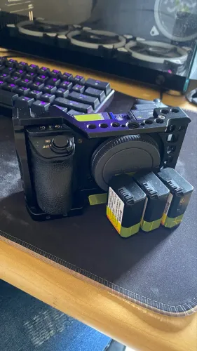 Sony A6500 +Lente do kit + 4 baterias + gaiola