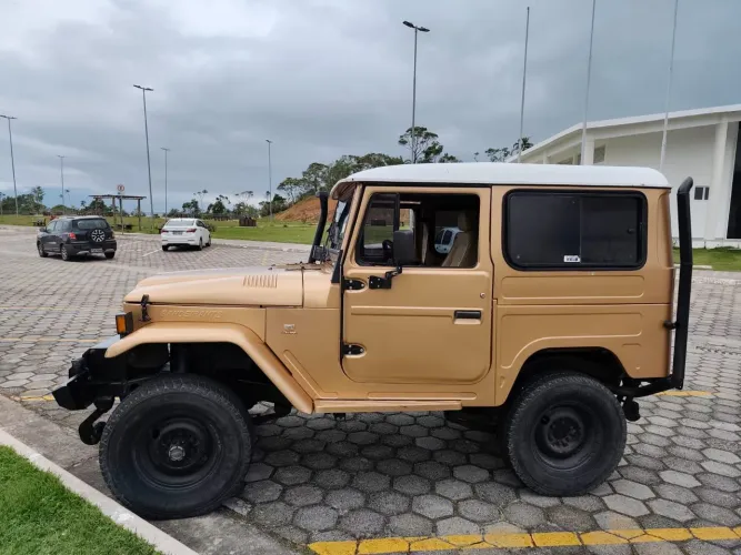 Toyota Band.Jipe Cap.de Aço Chas. Curto Diesel 1979