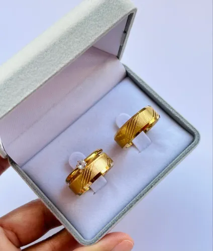 Par de Aliança Fosca C/Frisos Linhas Diagonais 8mm + Solitária,Banho de Ouro 18k