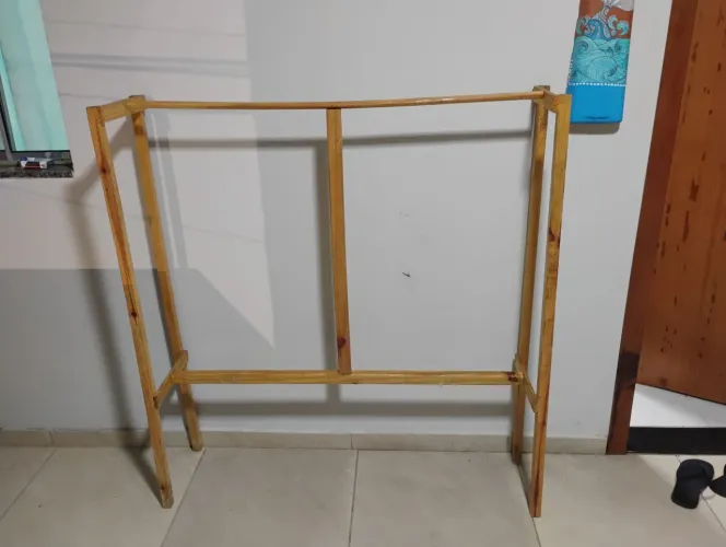 ARARA EM MADEIRA PARA ROUPAS. SEM CUPIM