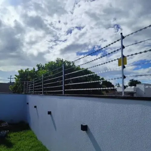 Cerca elétrica com concertina linear