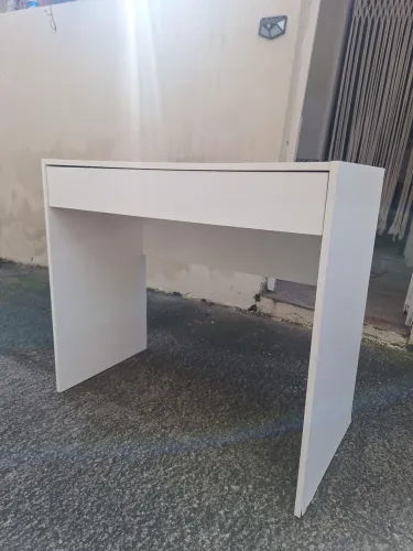 Escrivaninha com gaveta