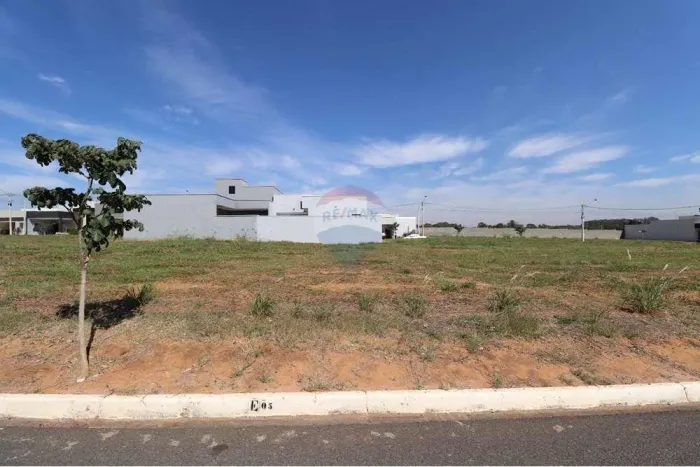 Terreno á venda no Residencial Laranjeiras