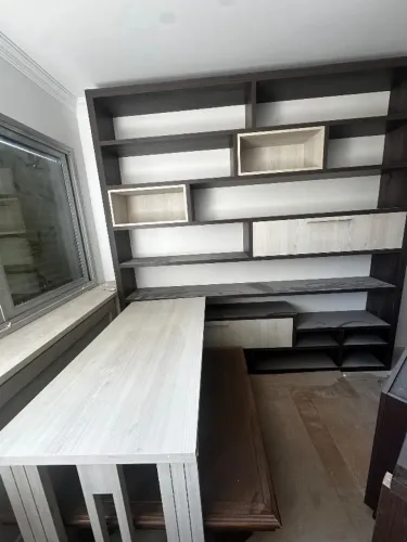 Estante com nichos e mesa auxiliar 2,40 x 2,40 x 0,33 m e 1,30 x 0,65 m
