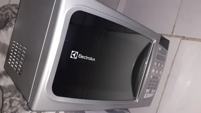 Microondas "ESPELHADO"da electrolux 20L. funcionando perfeitamente.
