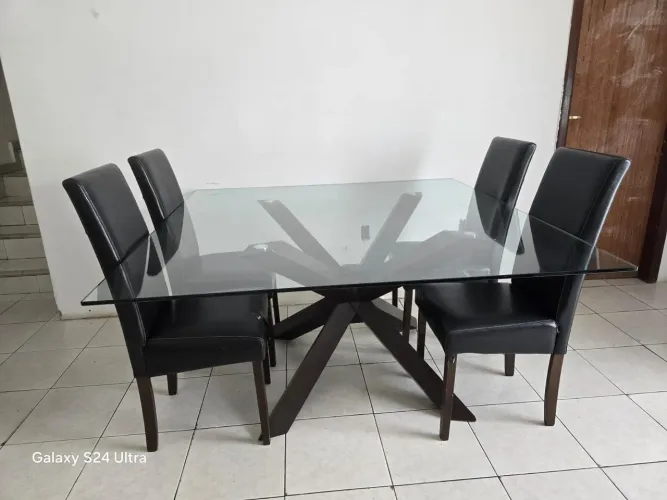 Mesa de vidro com 4 cadeiras