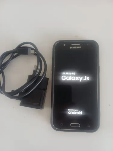 Samsung  J5  funcionando perfeito com carregador original. 