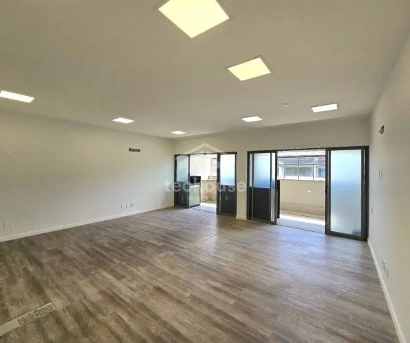 Sala comercial em cobertura de 60 m² com terraço privativo e 2 vagas na avenida principal