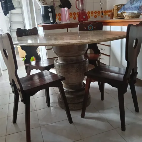 Vende se essa linda mesa de cozinha com cadeira em madeira maciça e nas em madeira