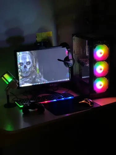 PC Gamer i7 + RX 580 / roda tudo / muito rápido pra ir hoje