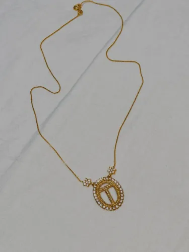 Colar de inicial dourado