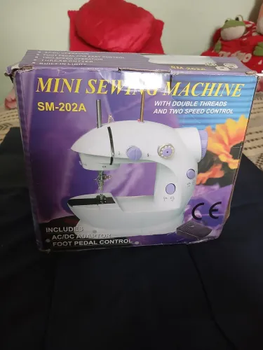 Mini Máquina de Costura Portátil SM-202A - Completa na Caixa