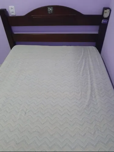 Cama de casal madeira com colchão usados no valor de 300 reais