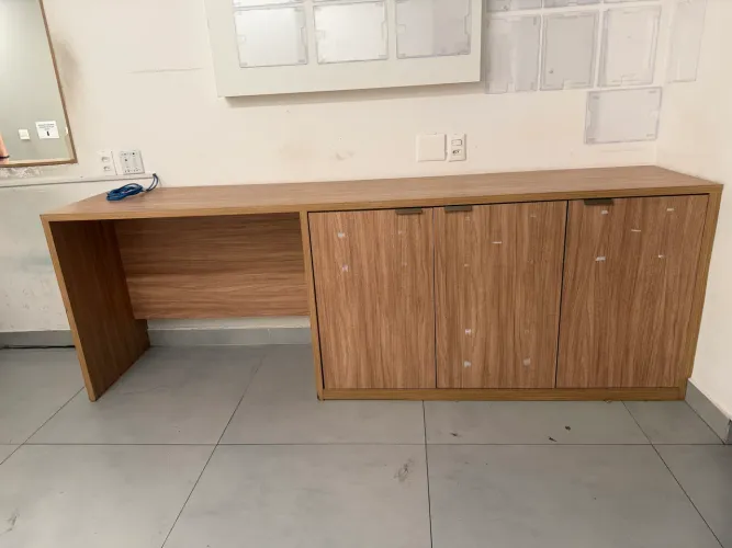 Armário/Balcão de Escritório em MDF/MDP amadeirado, com 4 portas e prateleiras