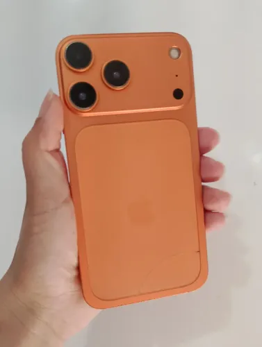 Vendo iPhone XR na carcaça do 17 pro 64 gb, apenas com um trinco no fundo.