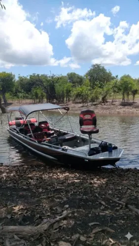 Lancha de Pesca e Passeio com motor 40hp Mercury