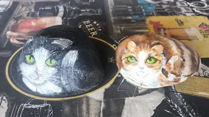 Pedras com pintura de gatos