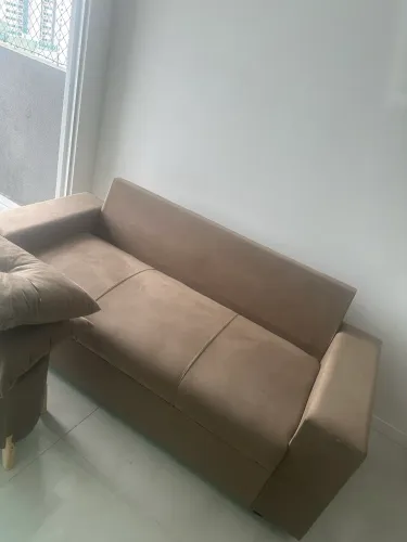 Sofá acompanha puf