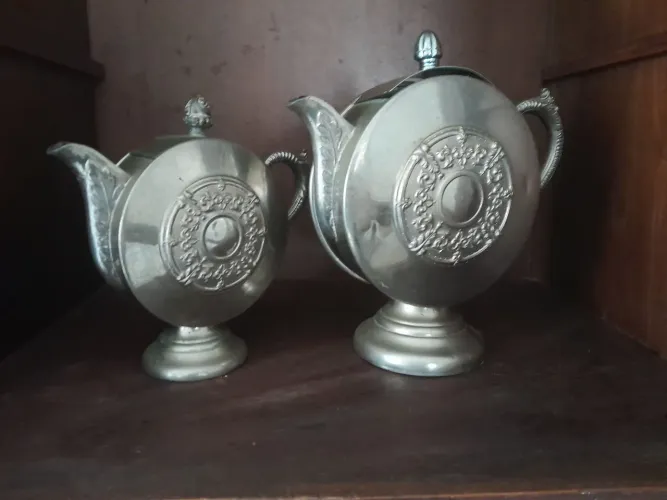 2 bules antigos, de metal com banho em prata