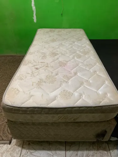 Vende-se 3 camas box de solteiro, cada uma com um colchão!