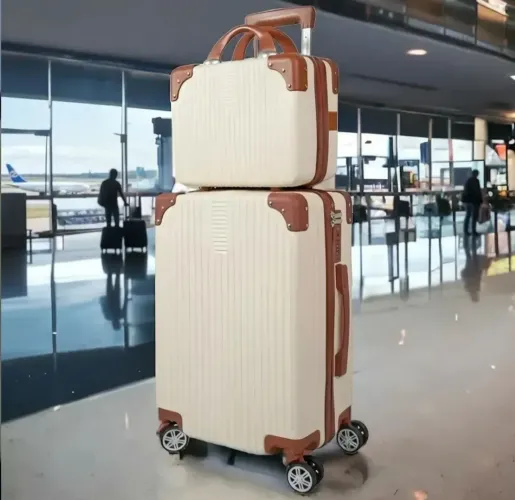 Kit Mala de Viagem + Frasqueira Off-White com Detalhes Caramelo