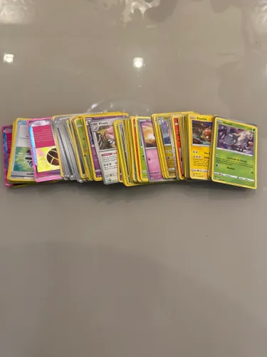Kit com 200 cards Pokémon (contendo 18 repetidas)+4 V,10 EX,1 V MAX e 1 V Astro