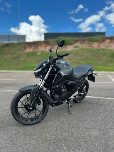 ?Vendo Fazer 150 com aplicativo integrado, 800 km rodados e novinha!?