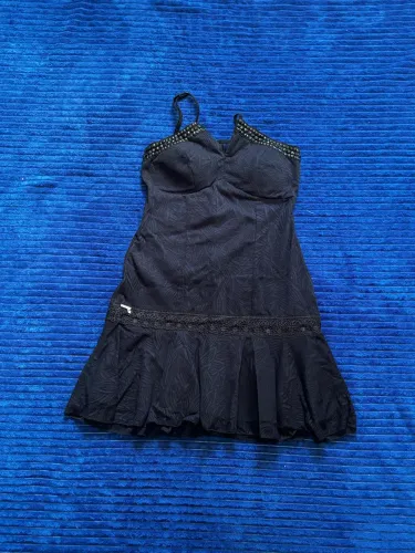 Vestido detalhes em renda. Tamanho M
