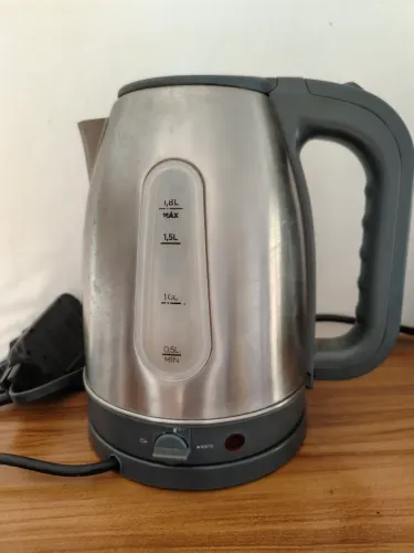 Chaleira elétrica Black e Decker com regulagem de temperatura