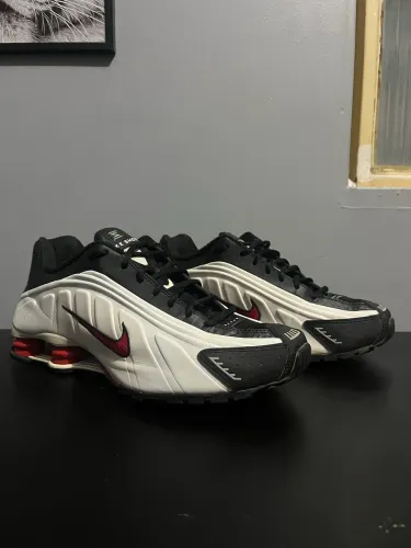 Nike Shox R4