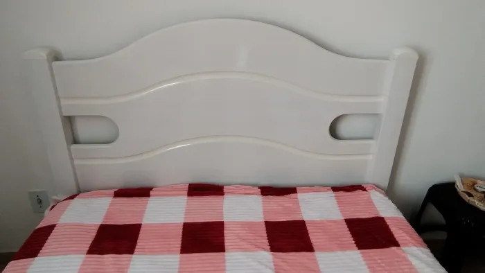 Vendo Cama casal madeira semi nova.