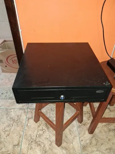 Gaveta de dinheiro c/ divisória p/ notas e moedas, parte das moedas é removível em metal.