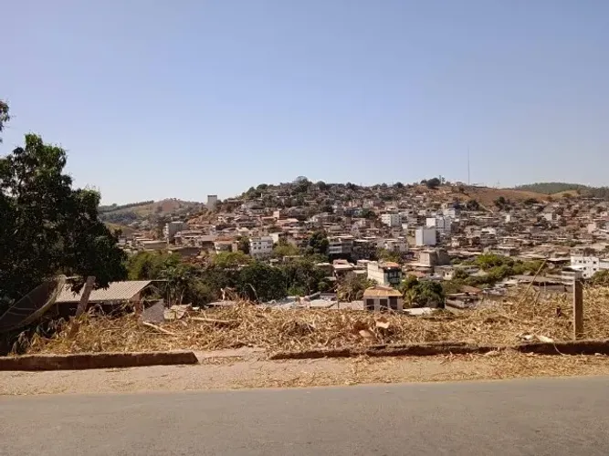 Terreno com 390m² à venda no bairro Menezes com Jardim Bandeirantes I, em Cataguases MG.